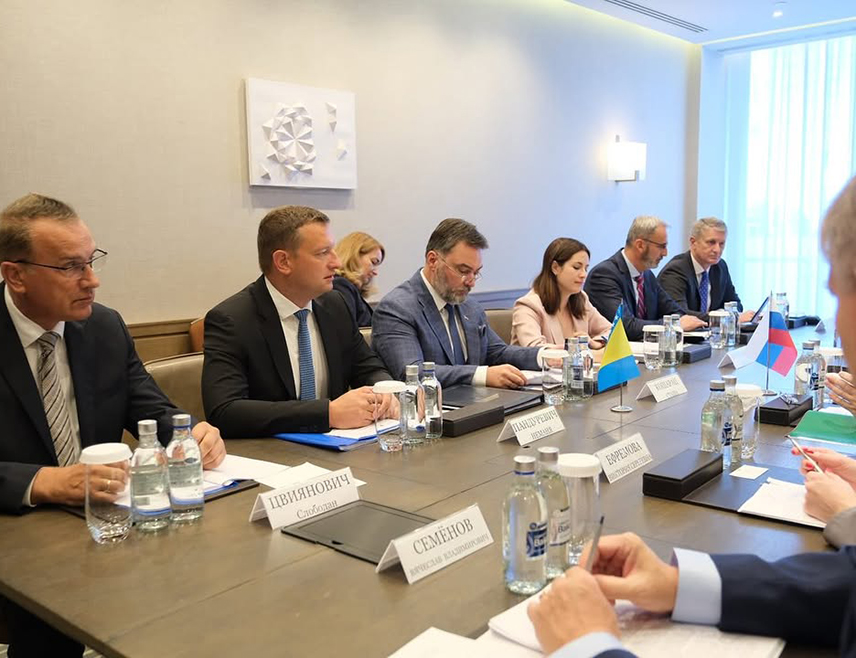 SOCHI, SEPTEMBER 24 /SRNA/ - The Minister of Foreign Trade and Economic Relations in the Council of Ministers  Staša Košarac  and Co-Chairman of the BiH–Russia Commission on Trade and Economic Cooperation  Anton Shalaev  assessed today in Sochi that cooperation in all areas continues to move upward, thanks primarily to the friendly ties and responsible policies of the President of Republika Srpska  Milorad Dodik, and the President of Russia, Vladimir Putin.