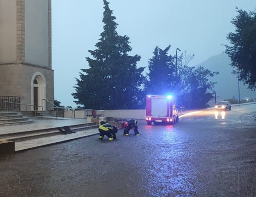 САРАЈЕВО, 25. СЕПТЕМБРА /СРНА/ - Обилна киша на подручју Херцеговине узроковала је плављење више објеката и саобраћајница, саопштено је из Оперативног центра Цивилне заштите Западнохерцеговачког кантона.