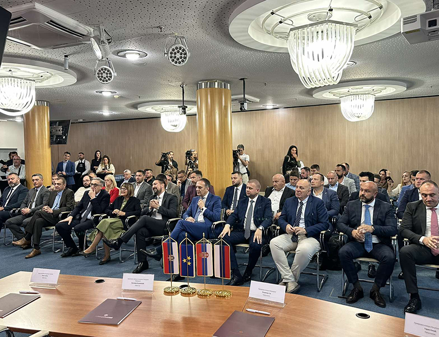 НОВИ САД, 25. СЕПТЕМБРА /СРНА/ - У Новом Саду је одржан пословни форум "Дани Српске у Србији - сусрети привредника" на којем је указано на потребу интензивирања пласмана производа из Републике Српске на тржиште широм Србије.