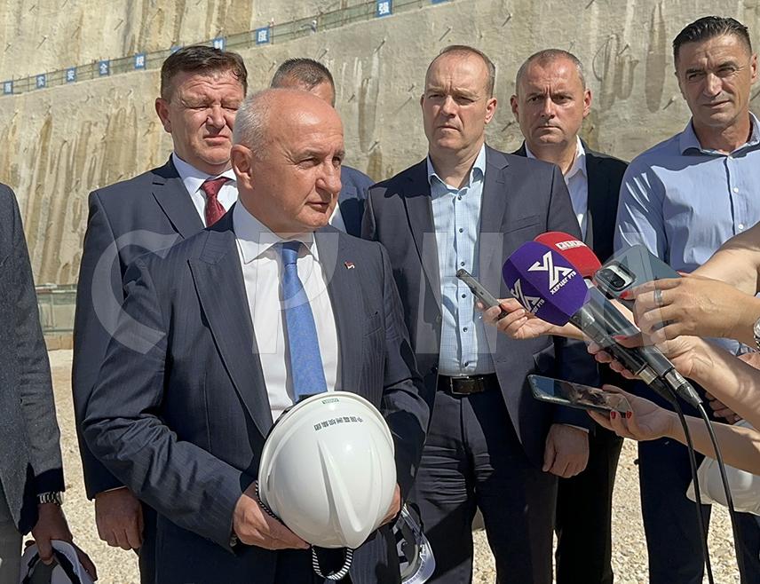 BILEĆA, SEPTEMBER 26 /SRNA/ – The Minister of Energy and Mining of Republika Srpska Petar Đokić expressed hope that the 'Dabar' Hydropower Plant will be completed by the end of 2027 and emphasized that the operation of this most complex hydro-energy facility, into which BAM 664 million has been invested, will bring benefits to the entire eastern Herzegovina.