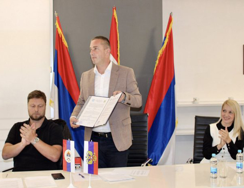 ИСТОЧНО САРАЈЕВО, 26. СЕПТЕМБРА /СРНА/ - Директор Средњошколског центра "Пале" Борислав Влачић и директор Гимназије "Сергеј Пахно" из Краснодара Свјетлана Фјодоровна потписали су данас споразум о сарадњи с циљем успостављања партнерских односа и јачања веза двије школе.