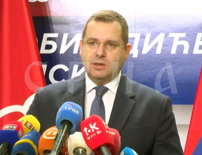 БАЊАЛУКА, 26. СЕПТЕМБРА /СРНА/ - СНСД ће у понедјељак, 29. септембра, на сједници Главног одбора одлучити да ли евентуално излази на такозване пријевремене изборе, навео је портпарол СНСД-а Радован Ковачевић.