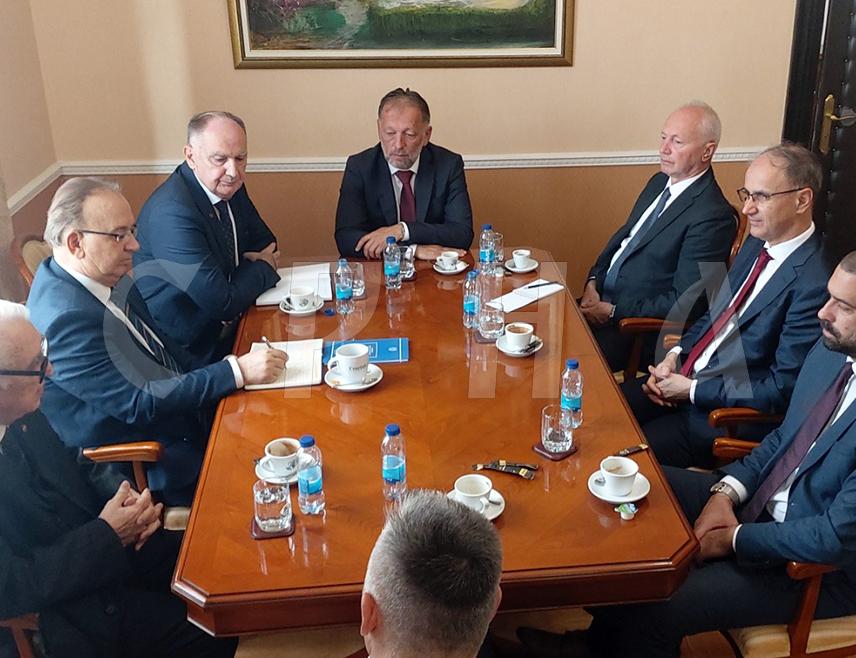 BANJA LUKA, SEPTEMBER 27 /SRNA/ – The President of the Academy of Sciences and Arts of Republika Srpska /ANURS/ Dragoljub Mirjanić and the Prime Minister of Serbia Đuro Macut emphasized during the meeting in Banja Luka that cooperation between Serbia and Republika Srpska is of vital importance, and that science, research, art and culture are areas that contribute to the overall strengthening and development of society.