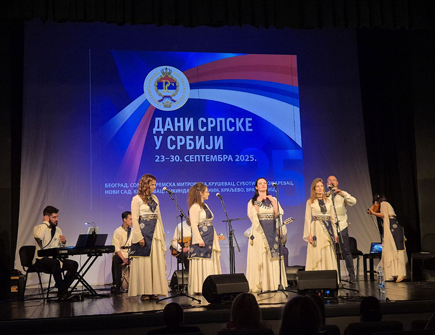 БЕОГРАД, 27. СЕПТЕМБРА /СРНА/ - Умјетници из Републике Српске извели су двије позоришне представе и два концерта у Кикинди, Крагујевцу, Новом Саду и Суботици у оквиру манифестације "Дани Српске у Србији".