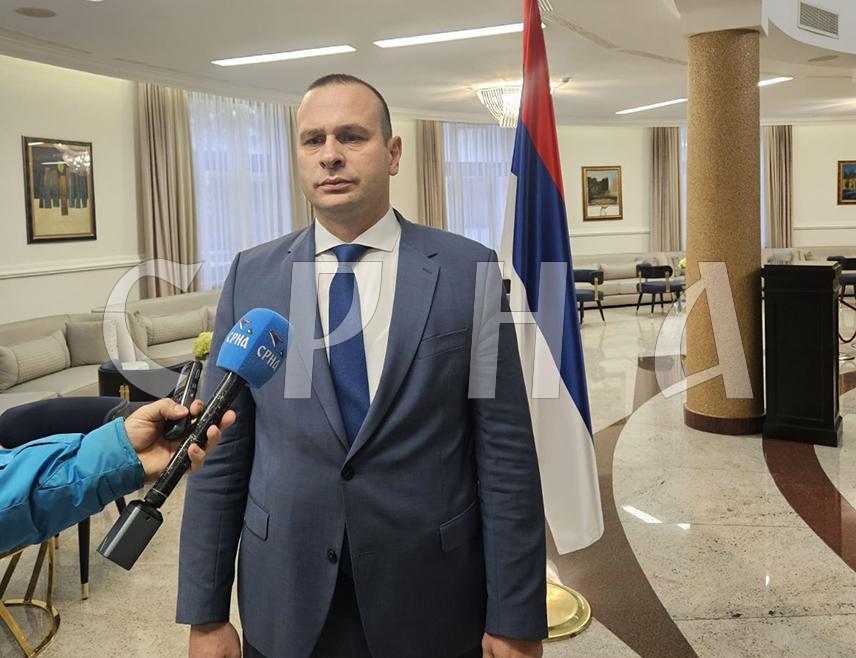 ТЕСЛИЋ, 28. СЕПТЕМБРА /СРНА/ - Кардиоваскуларне болести однесу више живота него све малигне болести, болести плућа и дијабетес заједно и због тога је веома важна промјена стила живота с циљем смањења фактора ризика од оболијевања, рекао је Срни начелник Клинике за кардиохирургију Универзитетског клиничког центра Републике Српске Никола Шобот.