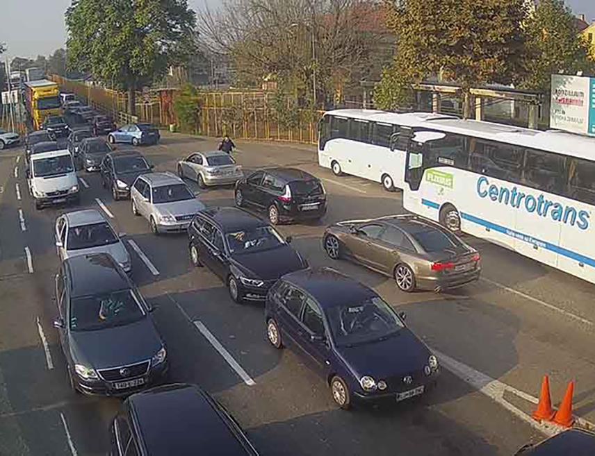 БАЊАЛУКА, 28. СЕПТЕМБРА /СРНА/ - На граничним прелазима Градишка, Доња Градина, Нови Град и Костајница појачана је фреквенција возила на излазу из БиХ, а на осталим прелазима задржавања нису дужа од 20 до 30 минута.