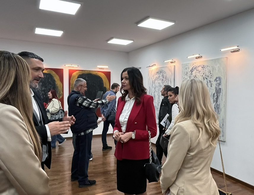 БЕОГРАД, 29. СЕПТЕМБРА /СРНА/ - У Градској галерији у Краљеву вечерас је отворена изложба слика академског сликара из Приједора Бориса Еремића "Разговори са ђедом" у оквиру манифестације "Дани Српске у Србији".