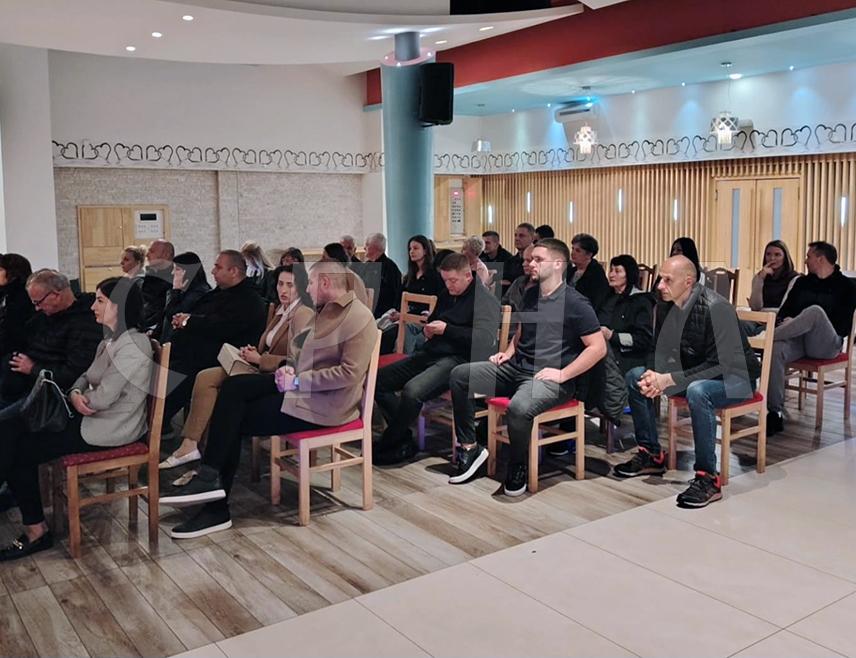 ПАЛЕ, 1. ОКТОБРА /СРНА/ - У протеклих мјесец дана одржане су изборне скупштине и изабрано је ново руководство у свих 12 мјесних одбора Општинског одбора СНСД-а Пале.