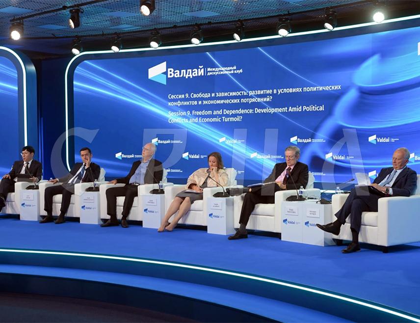 СОЧИ, 1. ОКТОБРА /СРНА/ - Запад се након вијекова глобалне доминације налази у глобалној мањини, а његов ауторитет је отворено оспорен буђењем и брзим развојем земаља познатих као Глобални југ, речено је на сесији под називом "Свјетска мањина: Улога Запада у мултиполарном свијету" у оквиру годишњег састанка Међународног дискусионог клуба Валдај у Сочију.