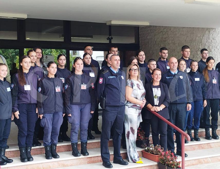 БАЊАЛУКА, 1. ОКТОБРА /СРНА/ - Ученици трећег и четвртог разреда Средње школе Министарства унутрашњих послова /МУП/ Републике Српске данас су посјетили кориснике Дома пензионера у Бањалуци, поводом Међународног дана старијих лица, 1. октобра.