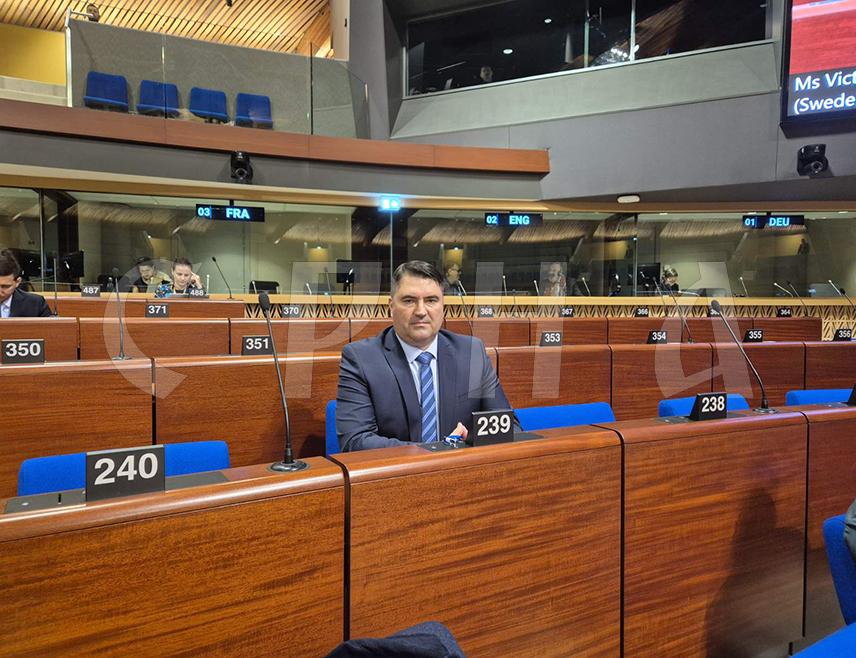 САРАЈЕВО, 1. ОКТОБРА /СРНА/ - Шеф Делегације парламента БиХ у Парламентарној скупштини Савјета Европе Саша Магазиновић изнио је лични став када је Србију оптужио за ширење "велике Србије" и пријетњу миру, што је потпуно неприхватљиво за представнике Републике Српске, рекао је Срни члан делегације Мирослав Вујичић.