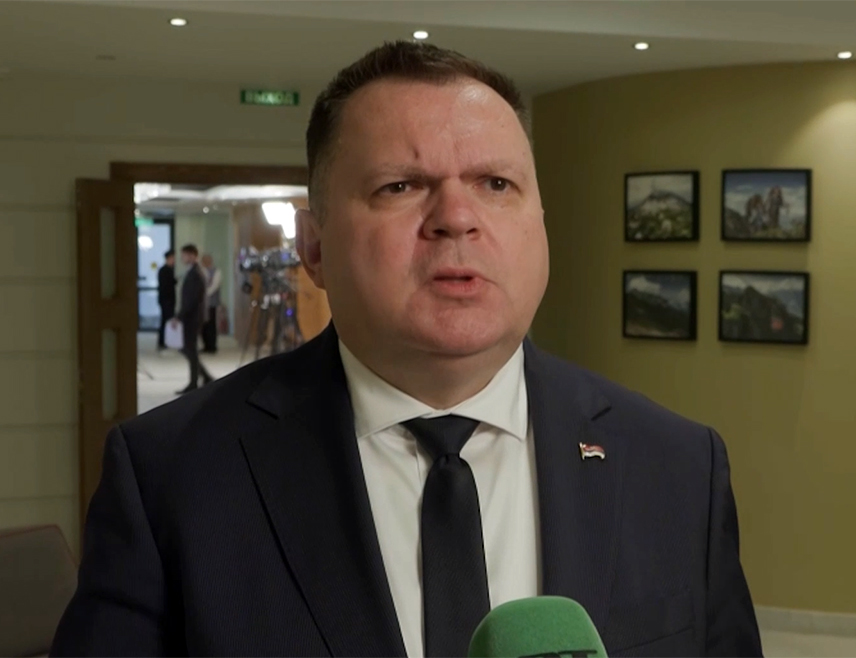 СОЧИ, 1. ОКТОБРА /СРНА/ - Руководство Републике Српске покушава да наметне проблеме које има са процесима унутар БиХ као једно од важних питања у дијалогу великих сила, прије свега Москве и Вашингтона и имамо шансу да у том дијалогу дођемо до рјешења која ће одговарати свим странама, рекао је министар унутрашњих послова Републике Српске Жељко Будимир.