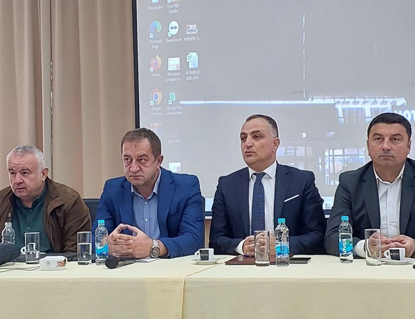 БИЈЕЉИНА, 2. ОКТОБРА /СРНА/ - У Бијељини су данас договорене активности на појачаном надзору и одстрелу дивљих свиња дуж границе са Хрватском и Србијом због њиховог кретања и могућности преноса афричке куге свиња, рекао је Срни Негослав Лукић, помоћник министра за ветеринарство.