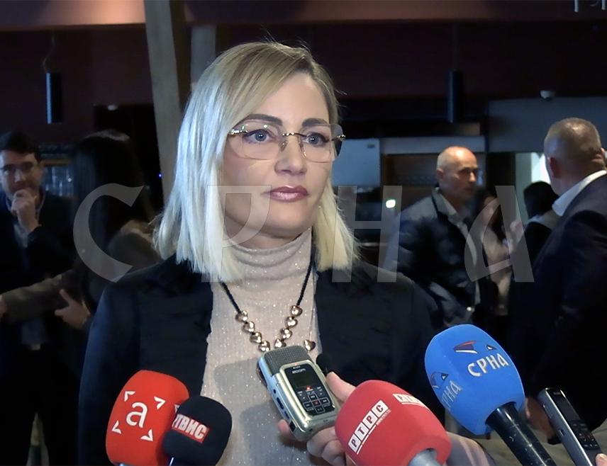 ЈАХОРИНА, 2. ОКТОБРА /СРНА/ - Помоћник министра за високо образовање Републике Спске Јелена Старчевић изјавила је данас на Јахорини да је 16. Међународни скуп "Агросим" дочекан са великим поносом јер овај престижни скуп има досеге и мимо југоисточне Европе, те представља Српску у најбољем свјетлу.