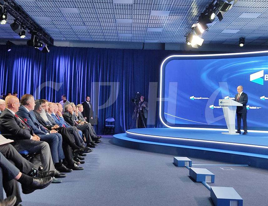СОЧИ, 2. ОКТОБРА /СРНА/ - Руски предсједник Владимир Путин рекао је да се свијет убрзано мијења и да њиме не може да управља једна сила.