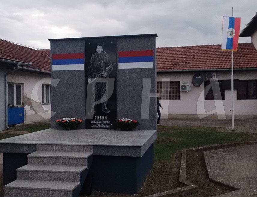 ОСВЕШТАН СПОМЕНИК ХЕРОЈУ МИОДРАГУ ВИКИЋУ РИБИНУ ИЗ СЕМБЕРСКОГ СЕЛА БРОДАЦ