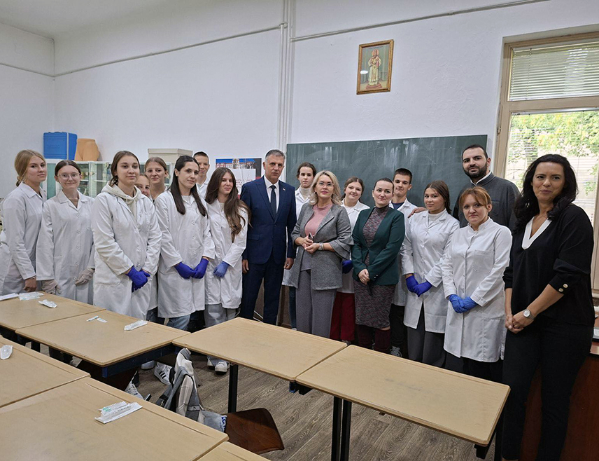 ДОБОЈ, 3. ОКТОБРА /СРНА/ - Министар просвјете и културе Републике Српске Боривоје Голубовић рекао је да је изузетно значајно што ученици Медицинске школе у Добоју имају прилику да обављају праксу у здравственим установама у том граду.