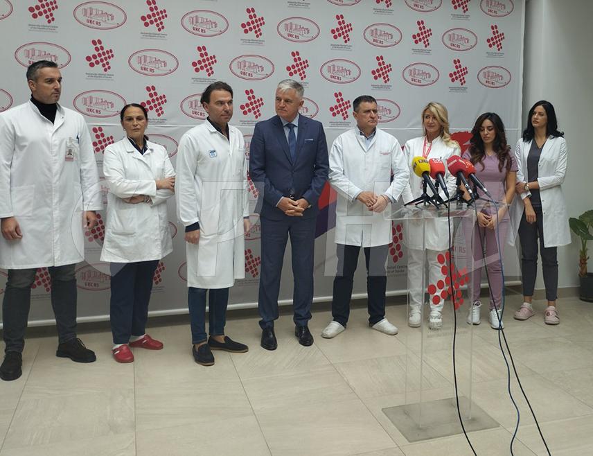 БАЊАЛУКА, 3. ОКТОБРА /СРНА/ - Директор Универзитетског клиничког центра /УКЦ/ Републике Српске Владо Ђајић рекао је да ће наставити са унапређивањем Клинике за пластичну и реконструктивну хирургију како би у овој здравственој установи могли да се лијече и оперишу тежи и компликованији случајеви.