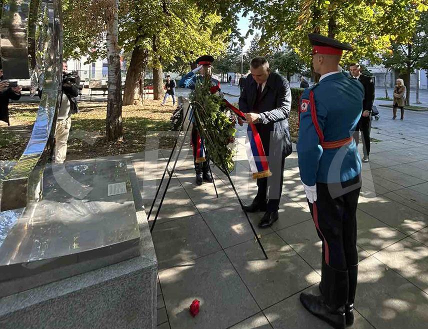 БАЊАЛУКА, 4. ОКТОБРА /СРНА/ - Предсједник Владе Републике Српске Саво Минић положио је вијенац на споменик 12 беба у Бањалуци.