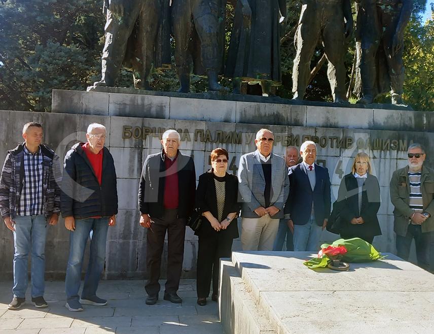 TРЕБИЊЕ, 4. ОКТОБРА /СРНА/ - Полагањем вијенаца и цвијећа на Споменик борцима палим у борби против фашизма од 1941-1945. године, данас је у Требињу обиљежен 4. октобар - Дан ослобођења Требиња у Другом свјетском рату.