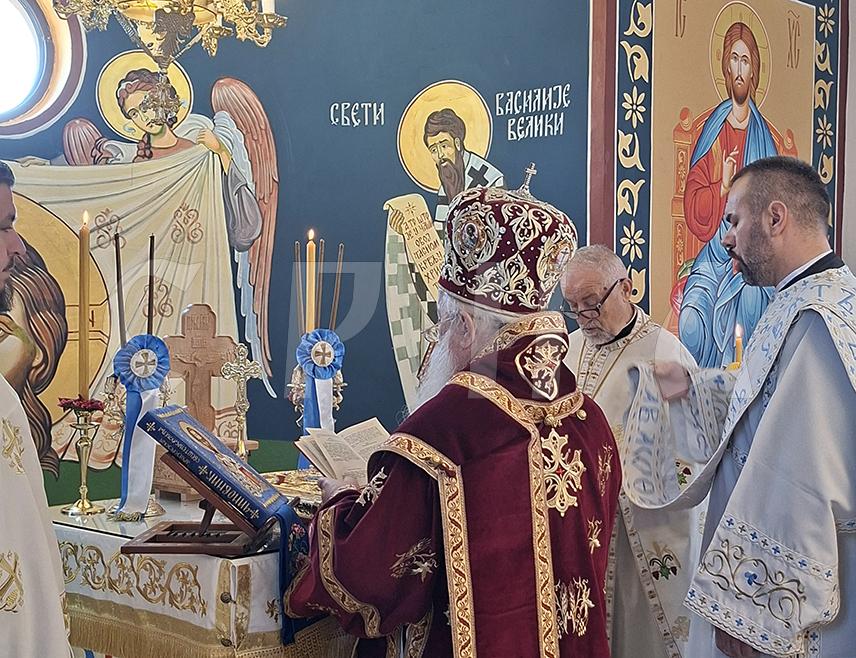 ИЛИЈАШ, 4. ОКТОБРА /СРНА/ - Његово високопреосвештенство митрополит дабробосански Хризостом служио је Свету архијерејску литургију у Подлуговима са чином освештања капеле посвећене Светом свештеномученику Трифуну Илијашком.