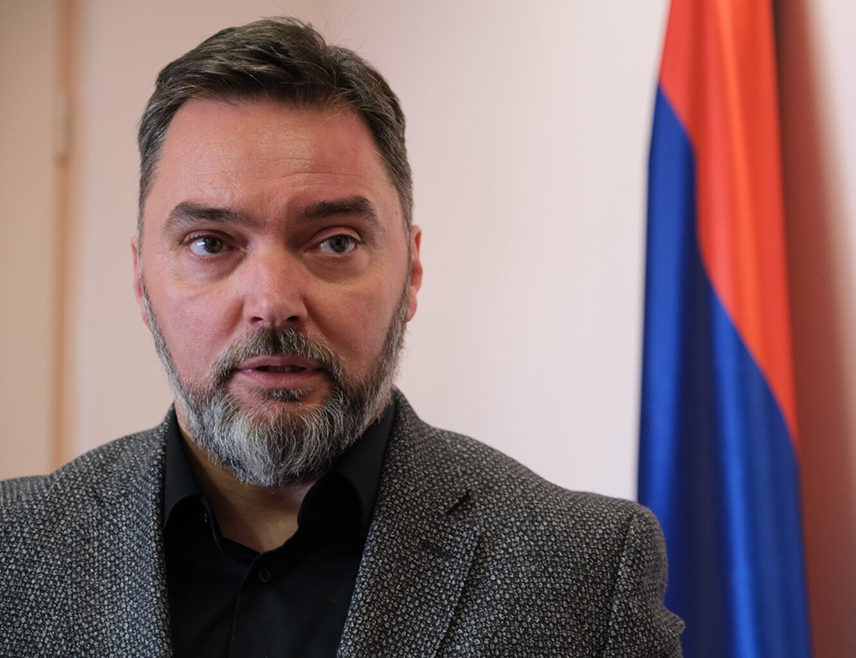 САРАЈЕВО, 4. ОКТОБРА /СРНА/ - Одлука СНСД-а под вођством предсједника Милорада Додика да учествује на пријевременим и изнуђеним изборима у новембру ствар је национално одговорне политике према Српској, њеним институцијама и грађанима, поручио је замјеник предсједавајуће Савјета министара Сташа Кошарац.