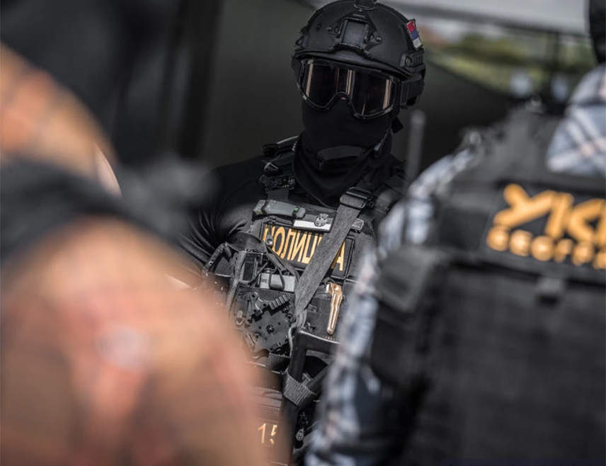 БЕОГРАД, 4. ОКТОБРА /СРНА/ - У Београду је полиција извршила претресе на 32 адресе на подручју општине Палилула, у насељима Карабурма и Вишњичка бања, а том приликом пронађено је више комада ватреног оружја, пиротехничка средства и различита дрога.