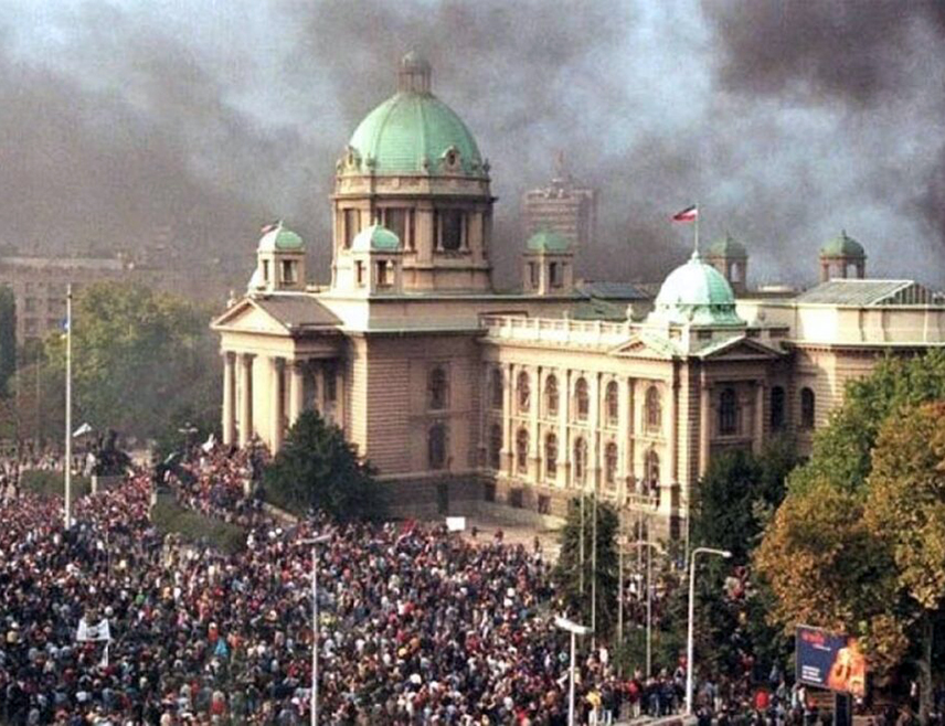 БЕОГРАД, 5. ОКTОБРА /СРНА/ - У Србији су 5. октобра 2000. године одржане  демонстрације у Београду, којима је окончана владавина тадашњег предсједника Савезне Републике Југославије Слободана Милошевића.