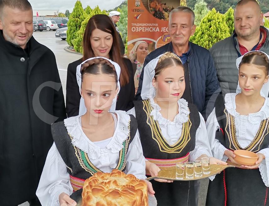 ПЕТРОВО, 5. ОКТОБРА /СРНА/ - Министар пољопривреде, шумарства и водопривреде Републике Српске Анђелка Кузмић отворила је данас у Петрову културно-туристичку манифестацију "Озренска јесен" на којој је више од 60 излагача из Републике Српске и Федерације БиХ представило разноврсне производе - од занатских и умјетничких до пољопривредних и кондиторских.