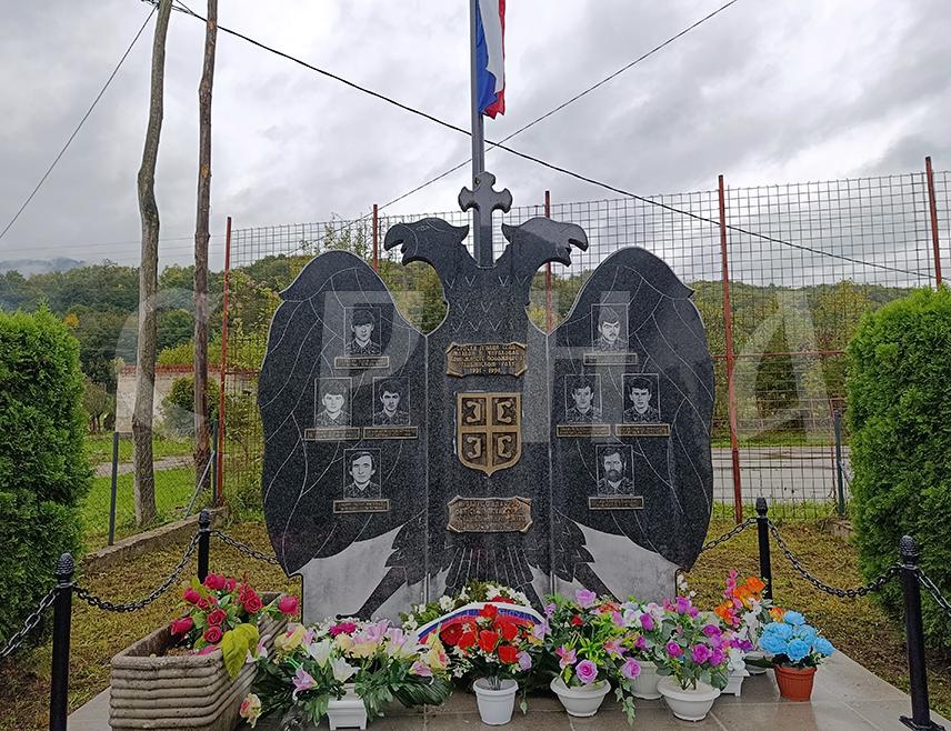 МРКОЊИЋ ГРАД, 5. ОКТОБРА /СРНА/ - У Мајдану код Мркоњић Града данас је служен парастос за осам бораца Војске Републике Српске погинулих у Одбрамбено–отаџбинском рату из овог и сусједног села Чираковац.