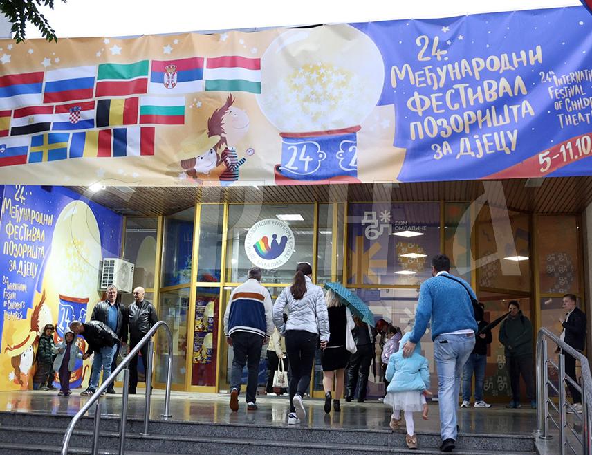 БАЊАЛУКА, 5. ОКТОБРА /СРНА/ - Министар просвјете и културе Боривоје Голубовић отворио је вечерас у Дјечијем позоришту Републике Српске у Бањалуци 24. Међународни фестивал позоришта за дјецу, и рекао да посебно радује чињеница што ће бити изведене представе из 12 земаља међу којима је и Русија.