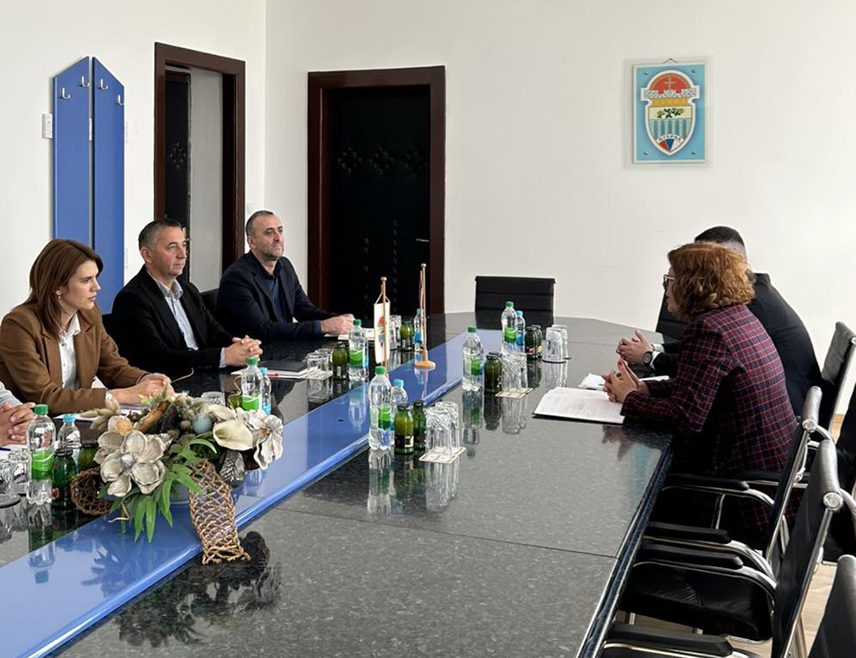 БАЊАЛУКА, 6. ОКТОБРА /СРНА/ - Министар управе и локалне самоуправе Републике Српске Сенка Јујић изјавила је данас у Љубињу да је веома важно да сви нивои власти заједнички раде на јачању институција и побољшању услова рада у јединицама локалних самоуправа.