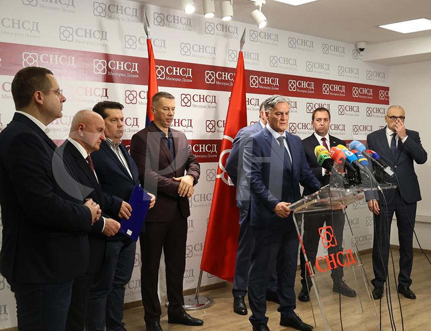 БАЊАЛУКА, 6. ОКТОБРА /СРНА/ - Кандидат СНСД-а за предсједника Републике Српске Синиша Каран изјавио је данас у Бањалуци да ће на други начин, на предстојећим изборима, бити реафирмисана одлука народа о избору предсједника Српске, те поручио да је народна воља изнад свега.