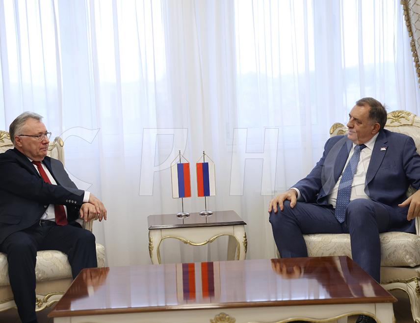BANJA LUKA, OCTOBER 6 /SRNA/ – The President of Republika Srpska Milorad Dodik and Russian Federation Ambassador Igor Kalabukhov today confirmed at a meeting in Banja Luka that there is a high level of cooperation and mutual understanding between Srpska and Russia, and that they will continue to work, exchange views, and collaborate within the given circumstances.