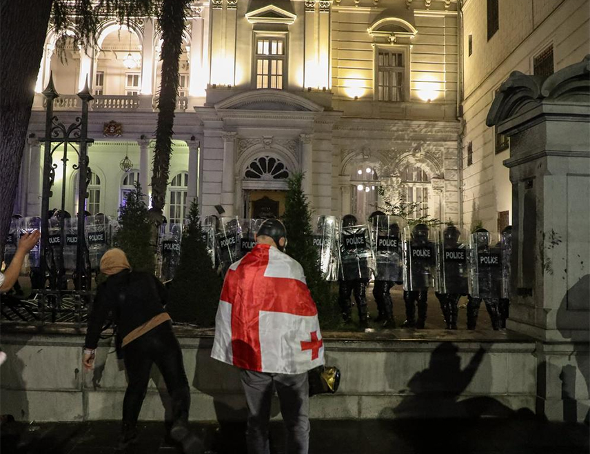 ТБИЛИСИ, 6. ОКТОБРА /СРНА/ - Грузијска полиција приводи људе који су покушали да упадну у Предсједничку палату 4. октобра, рекао је премијер Ираклиј Кобахидзе.