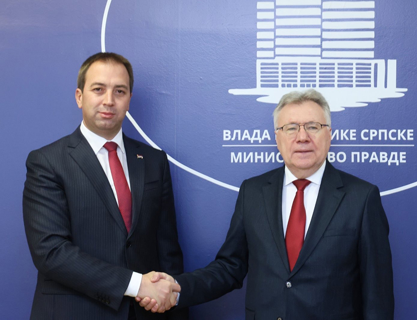 БАЊАЛУКА, 7. ОКТОБРА /СРНА/ - Министар правде Републике Српске Горан Селак и амбасадор Руске Федерације у БиХ Игор Калабухов разговарали су данас у Бањалуци о јачању сарадње Српске и Русије у области правосуђа и институционалне размјене знања и искустава.