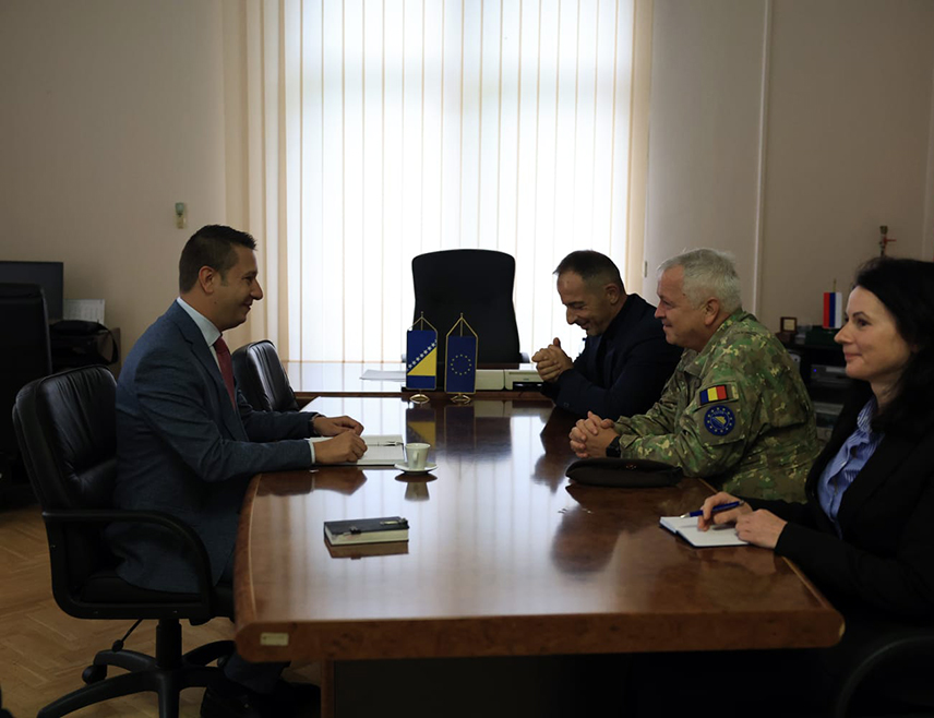 SARAJEVO, OCTOBER 7 /SRNA/ – Deputy Defence Minister in the Council of Ministers Aleksandar Goganović met today in Sarajevo with the EUFOR Commander, Major General Florin-Marian Barbu, to discuss the current security situation and the role of international missions in BiH.