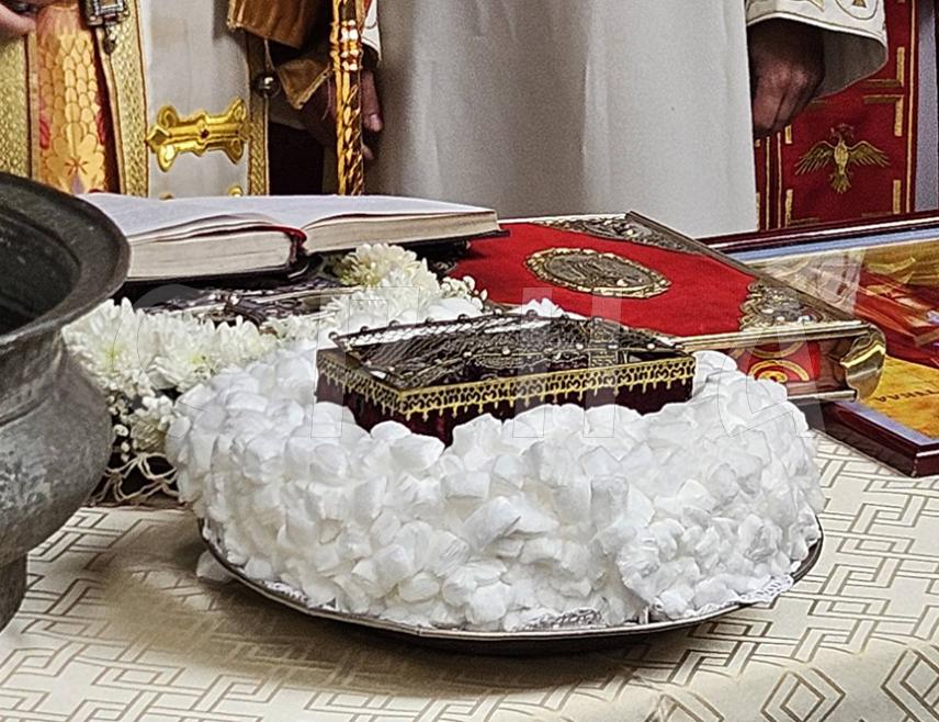 САРАЈЕВО, 7. ОКТОБРА /СРНА/ - Његово високопресовештенство митрополит дабробосански Хризостом данас је у присуству великог броја вјерника служио Свету архијерејску литургију у Старој цркви у Сарајеву поводом празника Свете Текле, чија се десна рука чува у овом православном храму.