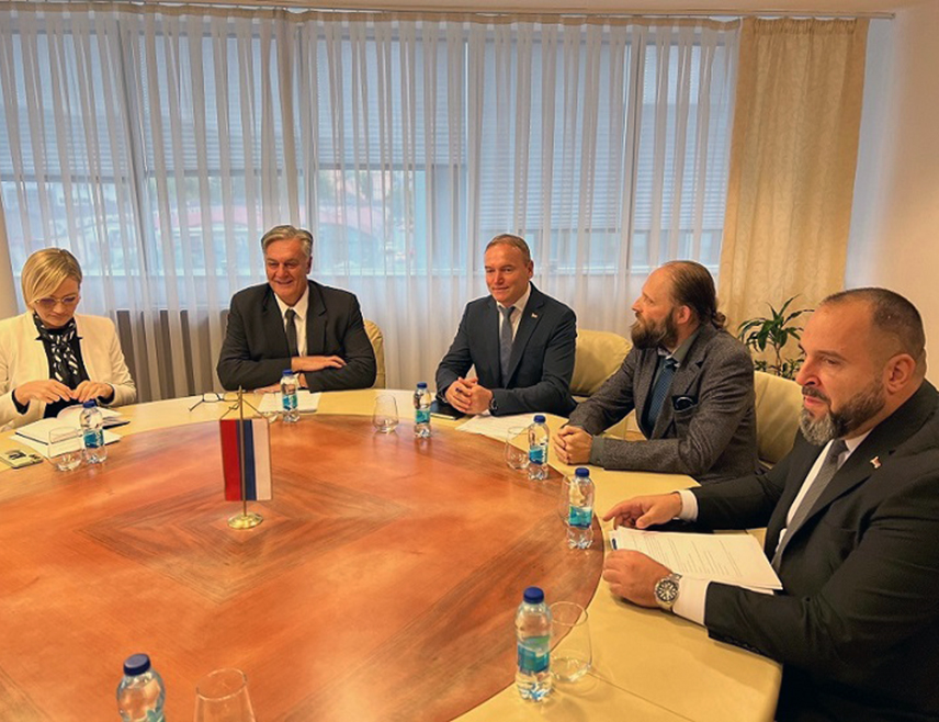 БАЊАЛУКА, 7. ОКТОБРА /СРНА/ - Министар за научнотехнолошки развој и високо образовање Републике Српске Синиша Каран и амбасадор Руске Федерације у БиХ Игор Калабухов сагласили су се да Русија има стратешки однос са Српском и да ће сарадња у области науке, технологије и високог образовања и даље бити интензивна и снажна.