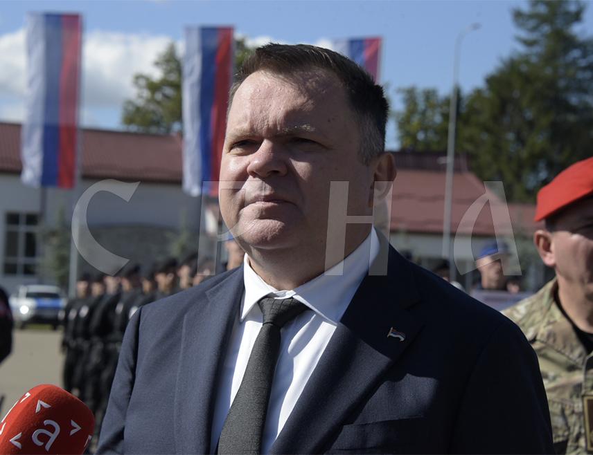 БАЊАЛУКА, 8. ОКТОБРА /СРНА/ - Министар унутрашњих послова Републике Српске Жељко Будимир изјавио је данас да је поражавајућа статистика саобраћајних незгода у Српској у овој години, те да ће МУП учинити све што може у превенцији, било постављањем додатних радара или повећањем броја саобраћајних полицајаца.