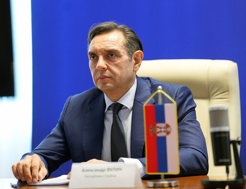 БЕОГРАД, 8. ОКTОБРА /СРНА/ - Бивши потпредсједник Владе Србије Александар Вулин оцијенио је да је Србија жртва хистеричне антируске политике Запада који жели да је посвађа са Русијом тако што тражи од Београда да отме Нафтну индустрију Србије /НИС/ са већинским руским власништвом.