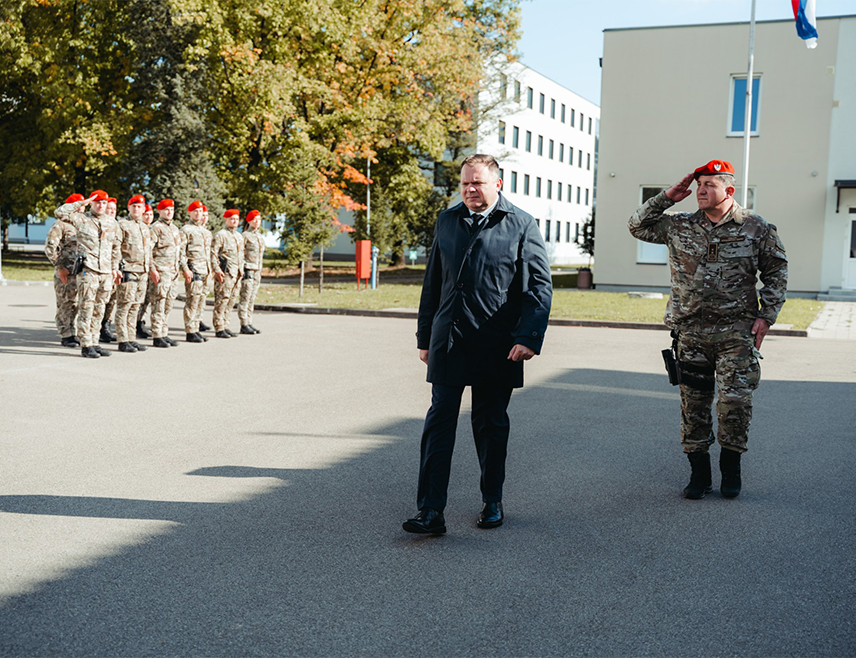 БАЊАЛУКА, 8. ОКТОБРА /СРНА/ - Министар унутрашњих послова Републике Српске Жељко Будимир и директор Полиције Српске Синиша Кострешевић посјетили су данас Специјалну антитерористичку јединицу /САЈ/ и Жандармерију, гдје су информисани о организацији и раду ових јединица.