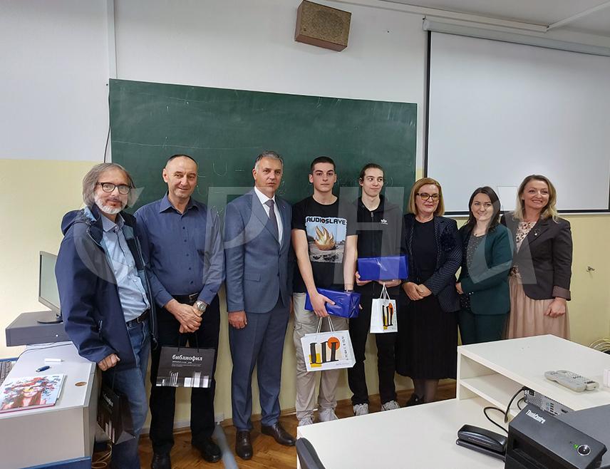 БАЊАЛУКА, 8. ОКТОБРА /СРНА/ - Министар просвјете и културе Републике Српске Боривоје Голубовић посјетио је данас Електротехничку школу "Никола Тесла" у Бањалуци, те истакао значај остварених резултата ученика Павла Трнића и Драгана Добријевића у Русији, који су доказ да образовање у Српској стоји на добрим темељима.