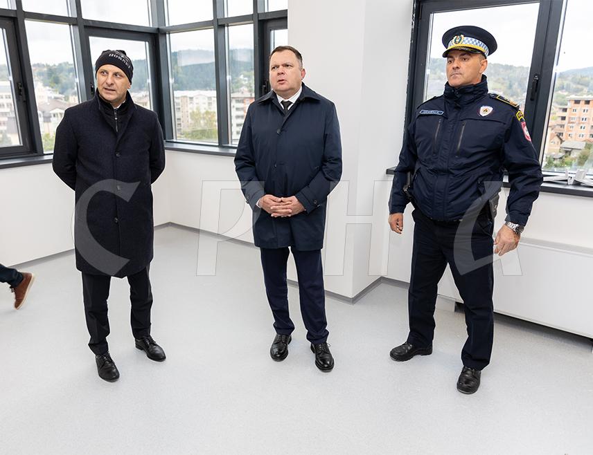 ПАЛЕ, 8. ОКТОБРА /СРНА/ - Министар унутрашњих послова Републике Српске Жељко Будимир изјавио је данас да је изградња објекта Полицијске управе Источно Сарајево на Палама у завршној фази и да је свима у интересу да он што прије буде завршен и стављен у функцију.