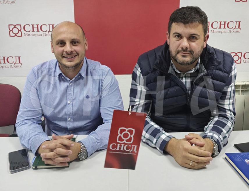 ИСТОЧНО САРАЈЕВО, 9. ОКТОБРА /СРНА/ - Општински одбор /ОО/ ДЕМОС-а у Источној Илиџи приступио је СНСД-у, а овим је и посљедњи општински одбор ДЕМОС-а у Сарајевско-романијској регији напустио ову странку, саопштено је из СНСД-а Источна Илиџа.