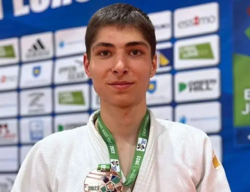 ИСТОЧНО САРАЈЕВО, 9. ОКТОБРА /СРНА/ - Репрезентативац Србије у џудоу Лазар Ждрале, који је родом из Источног Сарајева, изјавио је Срни да бронзану медаљу са Свјетског јуниорског првенства посвећује свим људима у Републици Српској и Србији.