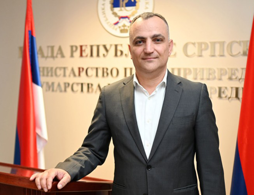 БАЊАЛУКА, 9. ОКТОБРА /СРНА/ - Биосигурносне мјере на фармама свиња углавном су на веома ниском нивоу, а на појединим уопште нису успостављене, што представља озбиљан ризик за појаву и ширење афричке куге свиња и зато узгајивачи треба да преузму одговорност за примјену превентивних мјера, рекао је Срни помоћник министра за ветеринарство Републике Српске Негослав Лукић.