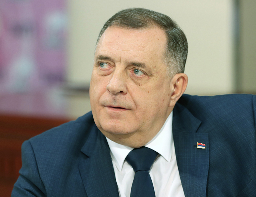БАЊАЛУКА, 9. ОКТОБРА /СРНА/ - Предсједник Републике Српске Милорад Додик изјавио је да генерални директор "Електропривреде Републике Српске" Лука Петровић нема ниједан проблем да учествује у било каквом ТВ дуелу и са било ким.