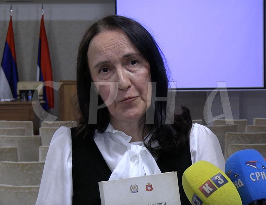 ИСТОЧНО САРАЈЕВО, 12. ОКТОБРА /СРНА/ - Предсједник Српског филолошког друштва Зорица Никитовић изјавила је Срни да евентуална примјена "родно осјетљивог језика" почива на игнорисању чињенице да се битно разликује граматика српског језика од енглеског, њемачког или француског, па су посљедице по њега много веће.