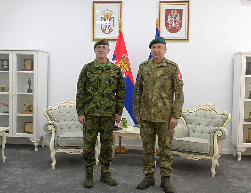 БЕОГРАД, 10. ОКТОБРА /СРНА/ - Начелник Генералштаба Војске Србије генерал Милан Мојсиловић пренио je новом команданту Кфора турском генерал-мајору Озкану Улуташу забринутост због континуираних једностраних потеза привремених институција у Приштини и нелегалног наоружавања такозваних косовских безбједносних снага, које се одвија пред очима Кфора.